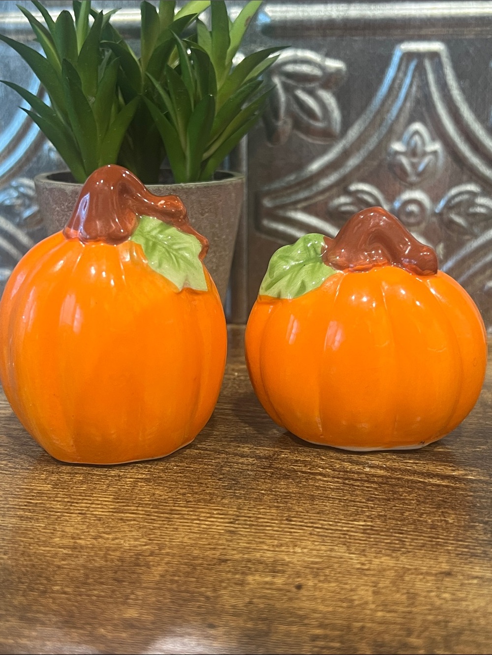 Vintage Style Ceramic Pumpkin Salt & Pepper Shakers Fall Harvest Halloween Decor
